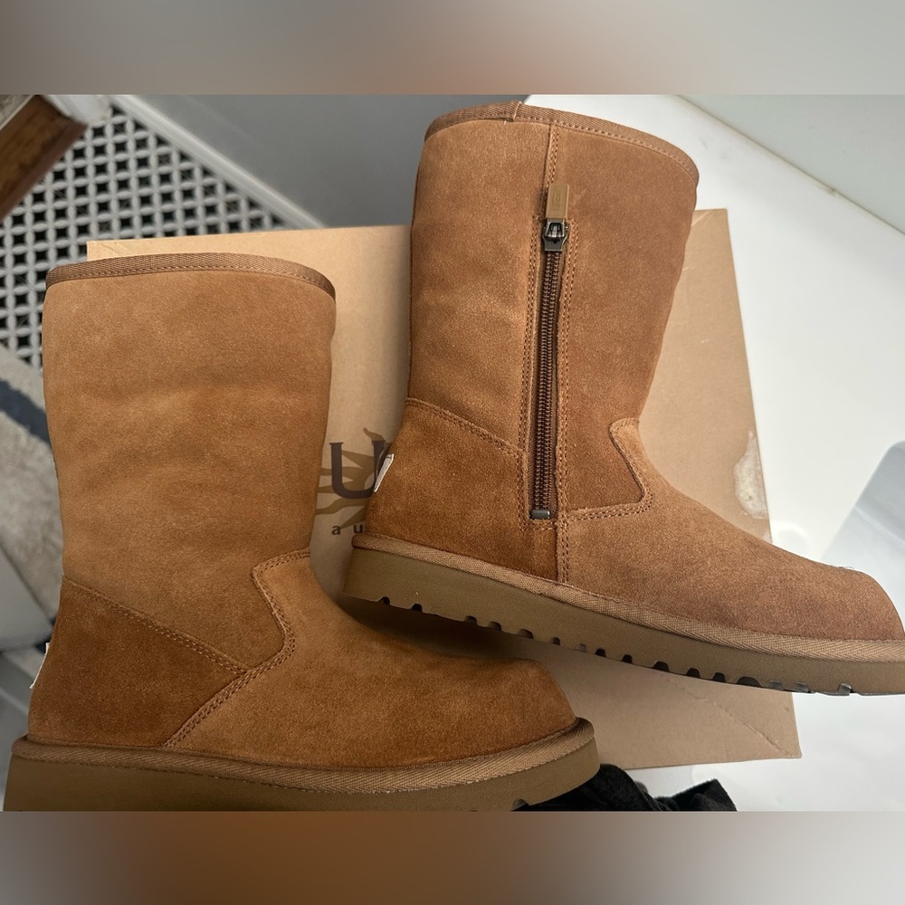 UGG Kids Lil Sunshine Suede Boots Sz. 2 New in Box!